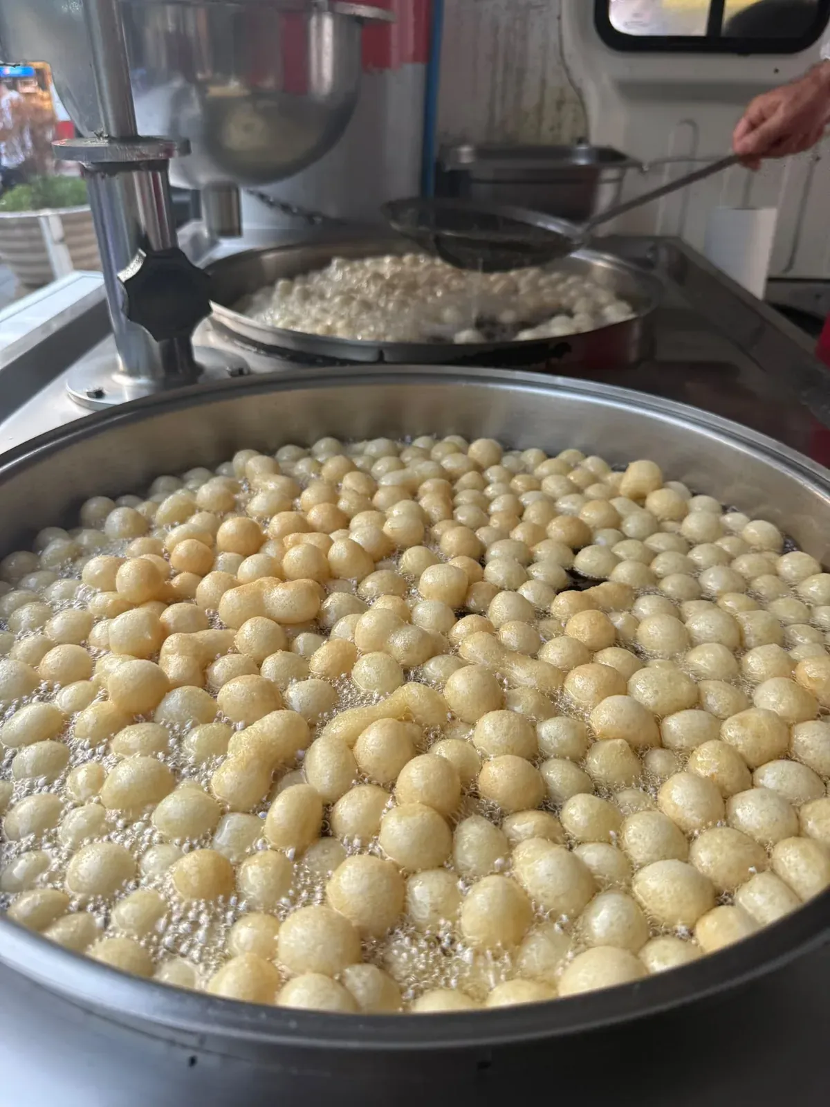 Hayır lokması sıcak yağda yerinde kızartılırken