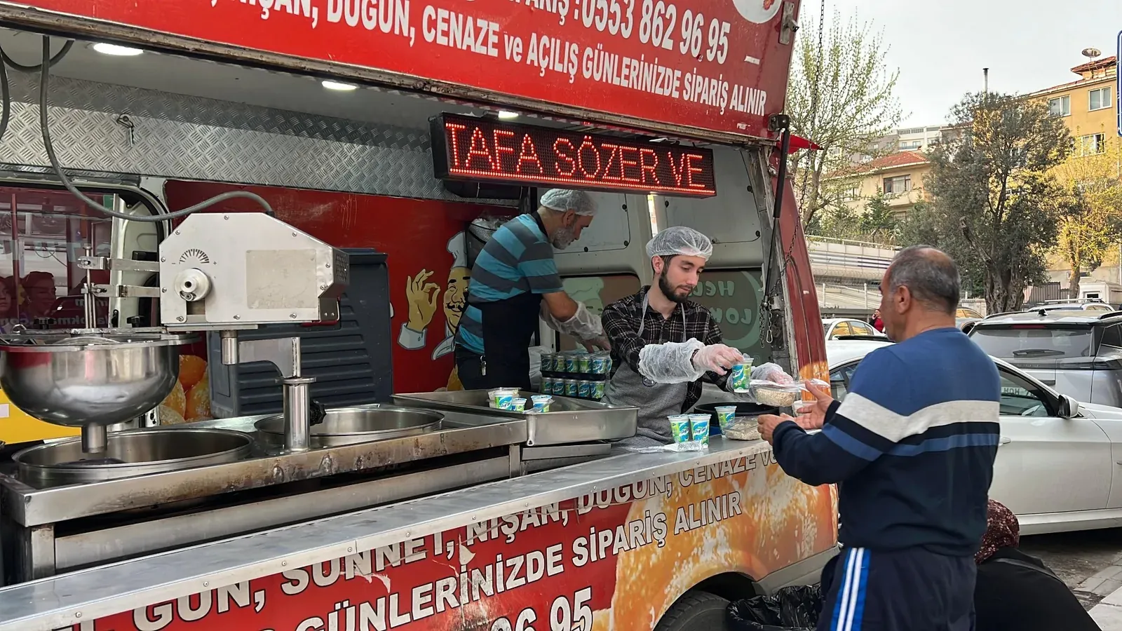Helal Lokmacı mobil araç ile hayır lokması dağıtımı
