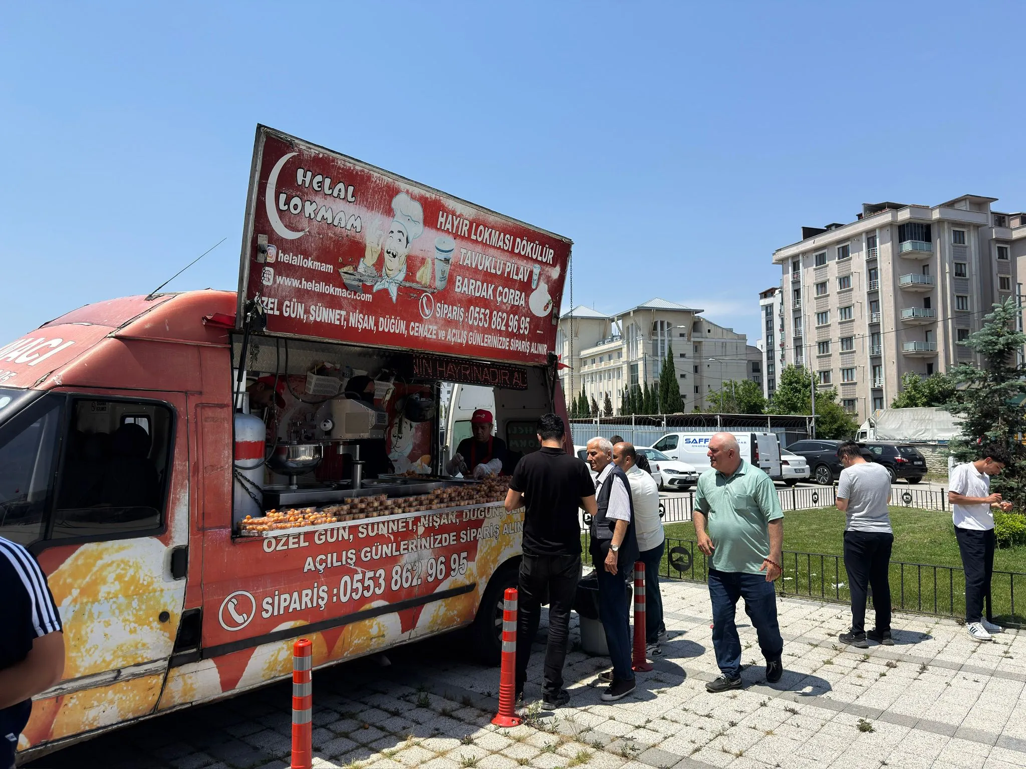 Helal Lokmacı mobil aracının açık alanda lokma dağıtımı yaptığı nokta