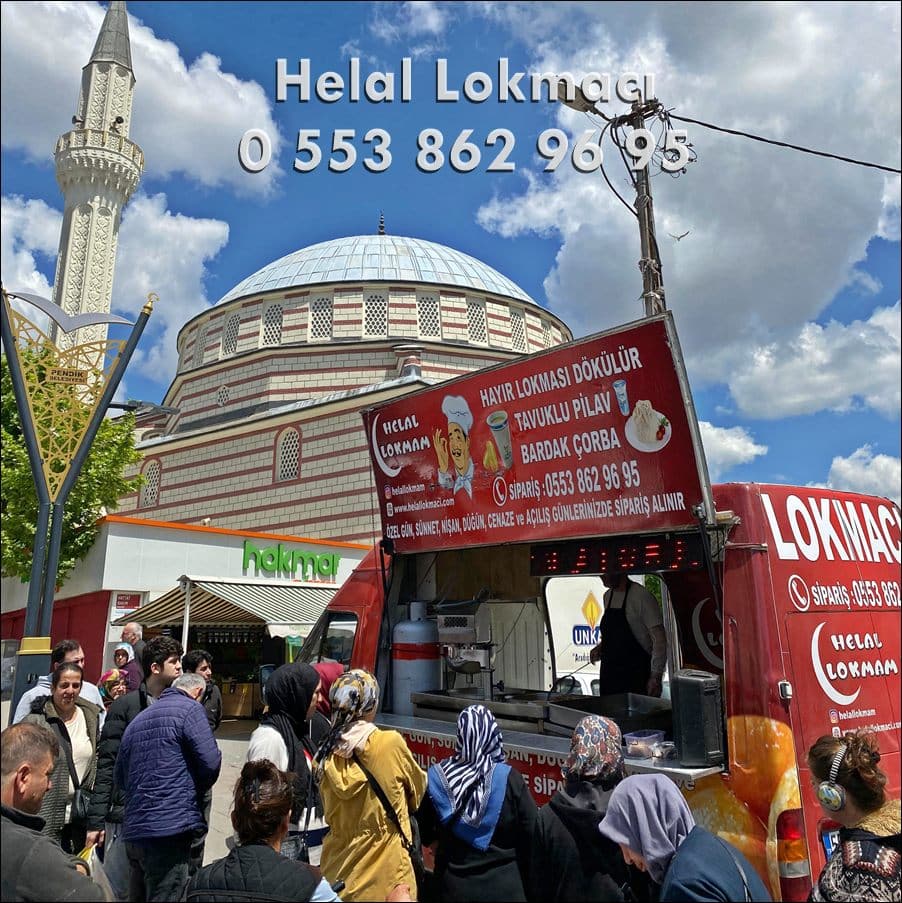 Arabayla-Helva-Dagitimi Cami Çıkışı Lokma Hayrı Arabayla helva dağıtımı hizmeti için hijyenik paketlenmiş helvalar, pratik ve düzenli bir şekilde ikram edilmeye hazır.