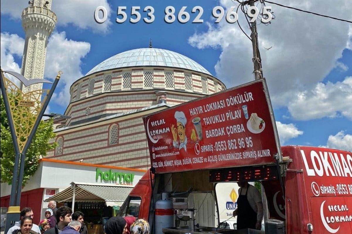 arabayla-helva-dagitimi Cami Çıkışı Lokma Hayrı Arabayla helva dağıtımı hizmeti için hijyenik paketlenmiş helvalar, pratik ve düzenli bir şekilde ikram edilmeye hazır.