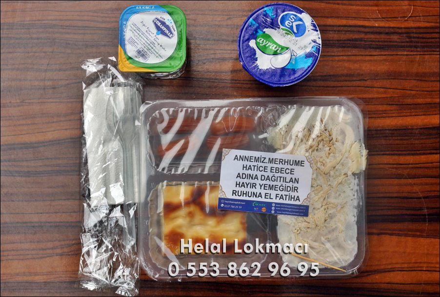 Cenaze hayrı için hazırlanmış paketli yemekler