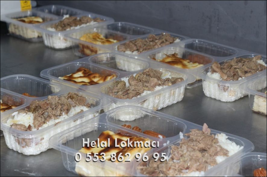 Mevlüt yemeği için hazırlanmış etli pilav tabağı