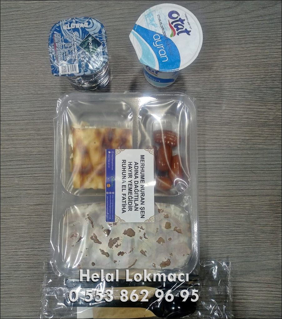 Toplu paket yemek dağıtımı için hazırlanmış servis