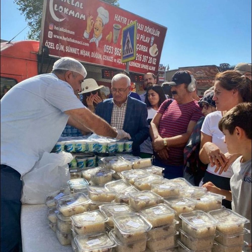 İstanbul hayır pilavı dağıtımı için hazırlanan pilav