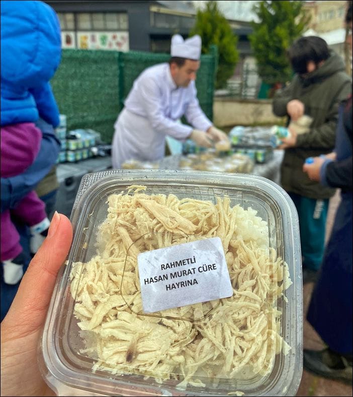 Toplu pilav dağıtımı için hazırlanan servis
