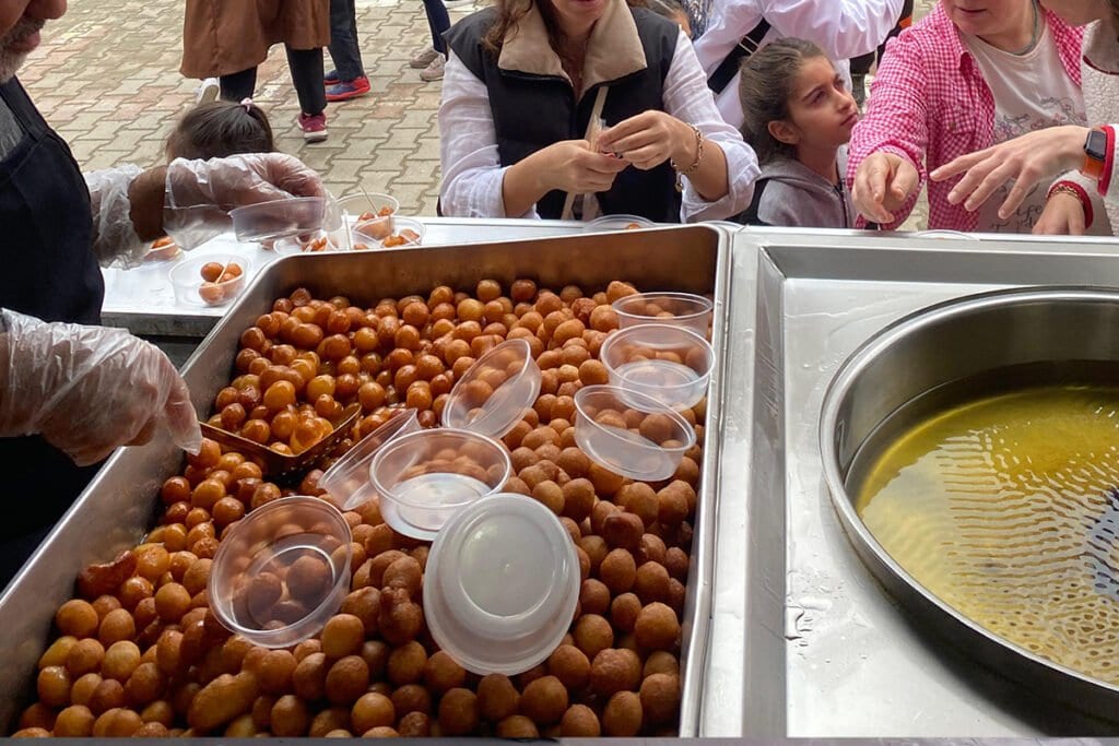 Fatih’te Hayır Lokması Nasıl Dağıtılır?