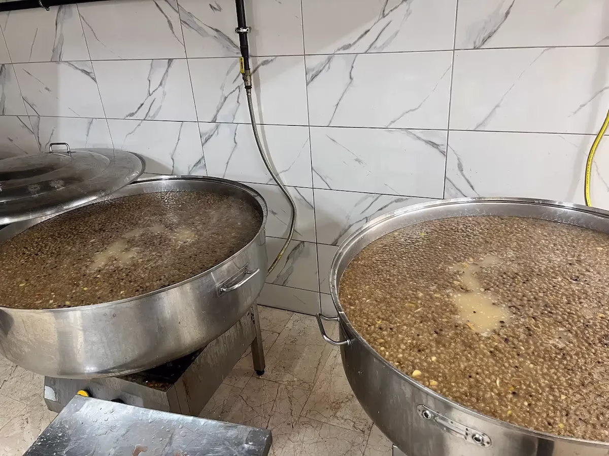 İstanbul aşure dağıtımı için kazanlarda aşure üretimi