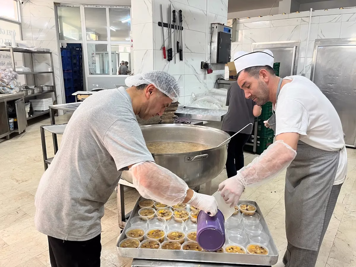 Toplu aşure siparişi hazırlama ve paketleme süreci
